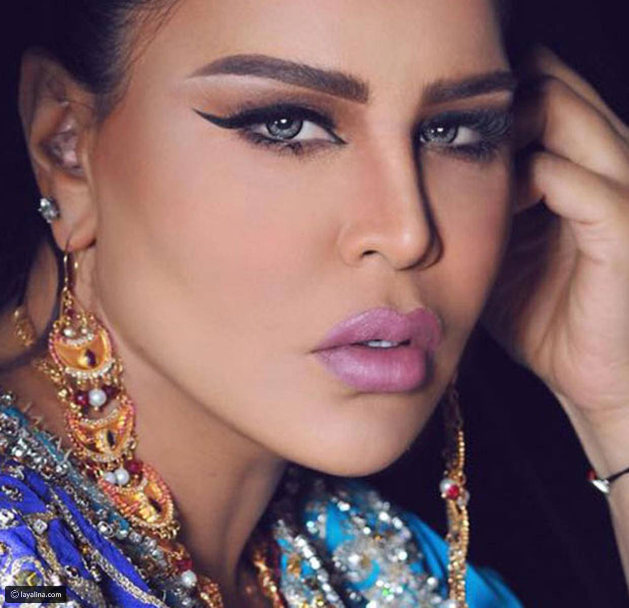 بالصور- أحلام تثير ضجة بعدد أقراطها الماسية