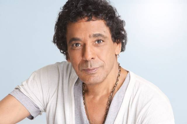 حقيقة رفض الأطباء عودة محمد منير إلى مصر!