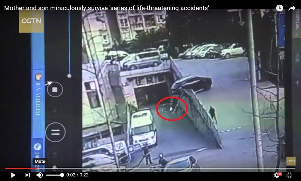 بالفيديو...نجاة أم وابنها من حادث خطير