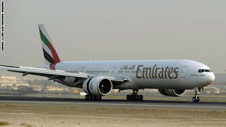 طائرة "بوينغ 777" تلاحق سيارة "لامبورغيني هوراكان" الخارقة!