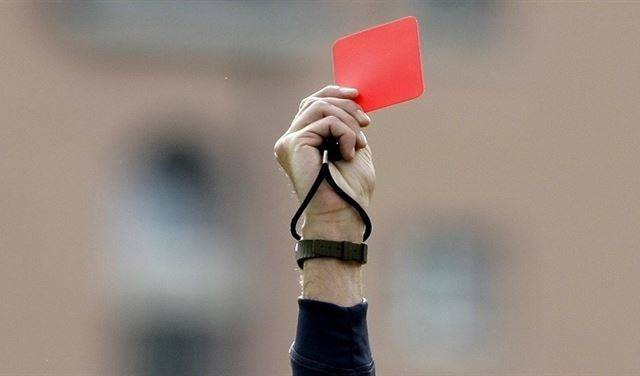 أول لاعب يطرد باستخدام 