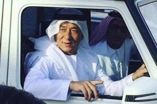 «شاهد» “جاكي شان” يقود الدبابات في شوارع المغرب وهذه تكلفة ما يفعله