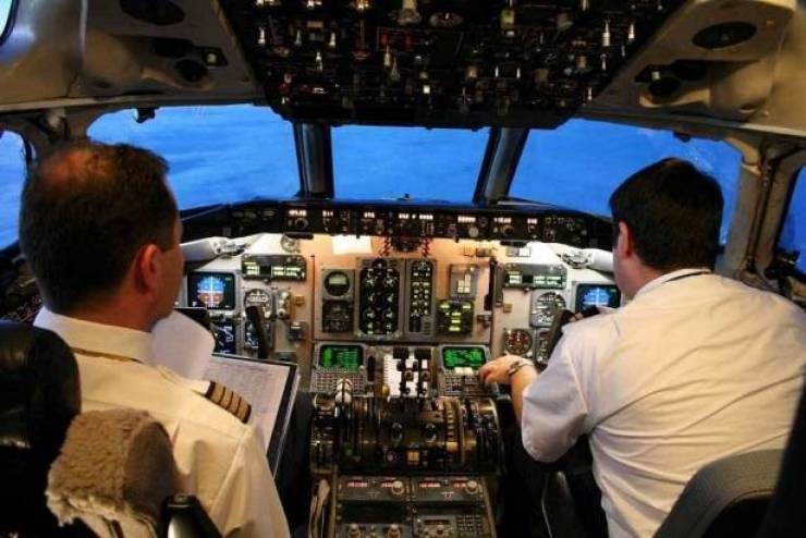 فيديو: هذا ما حدث عندما فتح نافذة الطائرة لالتقاط صورة!
