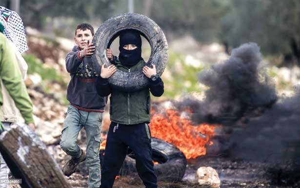 الإحتلال يعتقل فلسطينيين في الضفة