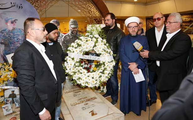 وضع أكاليل الزهر على ضريح مغنيّة