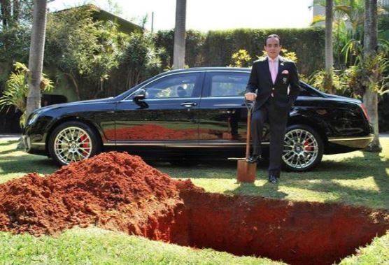 حفر قبراً لدفن سيارته الفاخرة.. والسبب لا يصدّق!