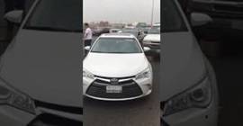 بالفيديو.. سقوط سيارة من أعلى الجسر في السعودية!