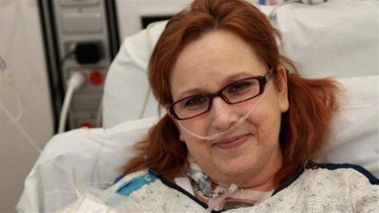 شاهد لأول مرة بالتاريخ.. سيدة تُمسك قلبها بيديها