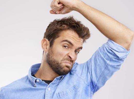رغم فوائدها.. 5 أطعمة تسبب رائحة العرق!
