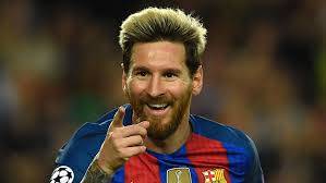 ميسي يشترط رحيل 3 لاعبين لتجديد عقده مع برشلونة