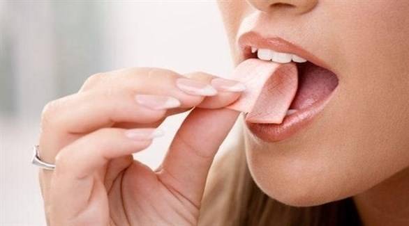 كيف يؤثر مضغ العلكة باستمرار على الجهاز الهضمي؟