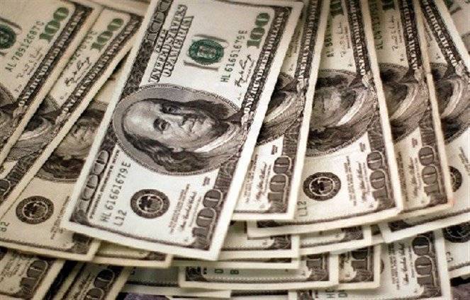 الدولار ينخفض بتأثير عائدات السندات الأميركية