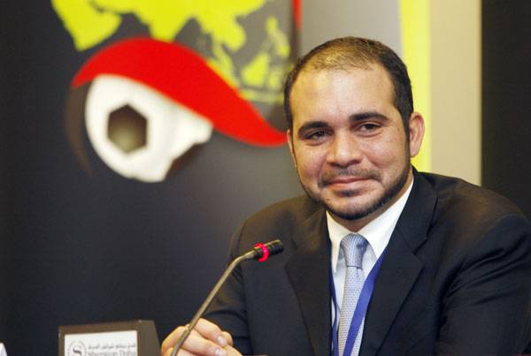 شاهد كيف شاكس الأمير الأردني على بن الحسين، شقيق الملك عبد الله، زوجته الأميرة ريم العلي أثناء حوار مباشر