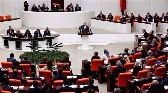 برلمان تركيا يسقط عضوية زعيمة حزب معارض وحكم بسجن زعيم آخر