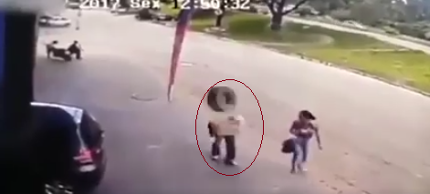 فيديو للقلوب القوية: إطار ضخم يضرب رجلً ويرديه على الفور
