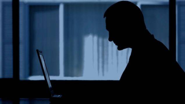هل يؤدي التحديق مطولًا في الكمبيوتر إلى العمى؟