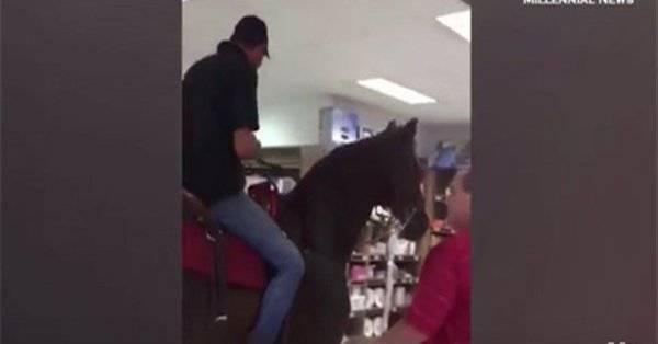 بالفيديو.. رجل يتسوّق ممتطياً حصانه داخل مركز تجاريّ!