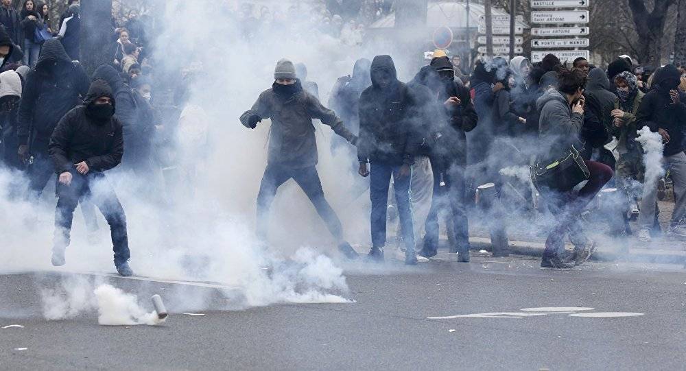 بالصور.. مواجهات عنيفة بين الشرطة الفرنسية ومتظاهرين