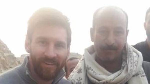قصة "الرجل اللي واقف جنب ميسي" في الأهرامات
