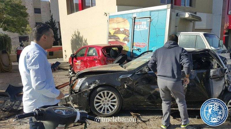 بالصور.. انقلاب شاحنة واصطدامها بعدة سيارات!
