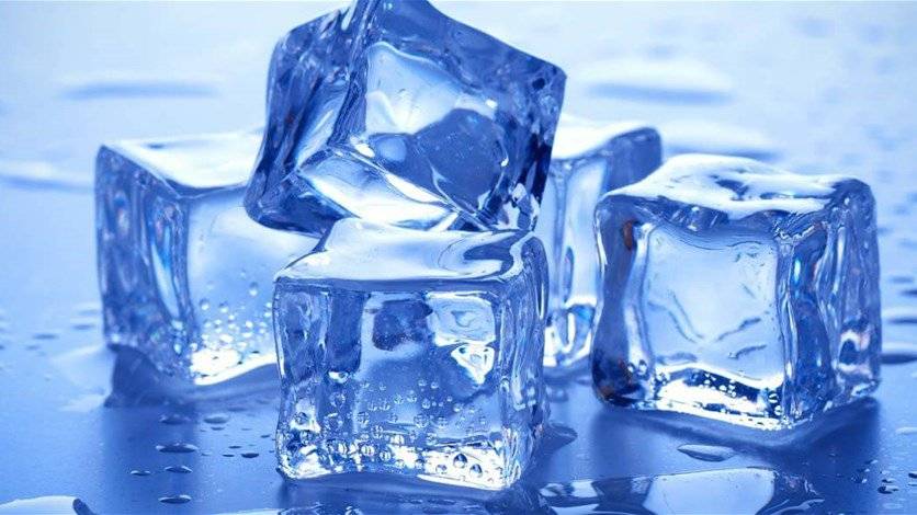 حيلة ذكية جداً للحصول على مكعبات الثلج بسرعة