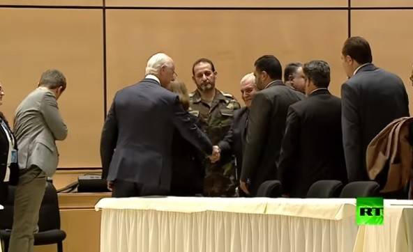 بالفيديو.. شاهد كيف رفض وفد الحكومة السورية مصافحة دي ميستورا في "جنيف 4"