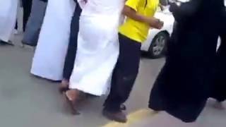 فيديو يشعل الإنترنت – عراكٌ بين سيّدات ورجال أمام الحرم المكي
