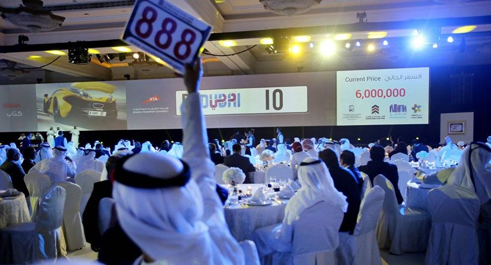 بالفيديو...ماذا دفع رجل أعمال هندي مقابل رقم هاتف مميز