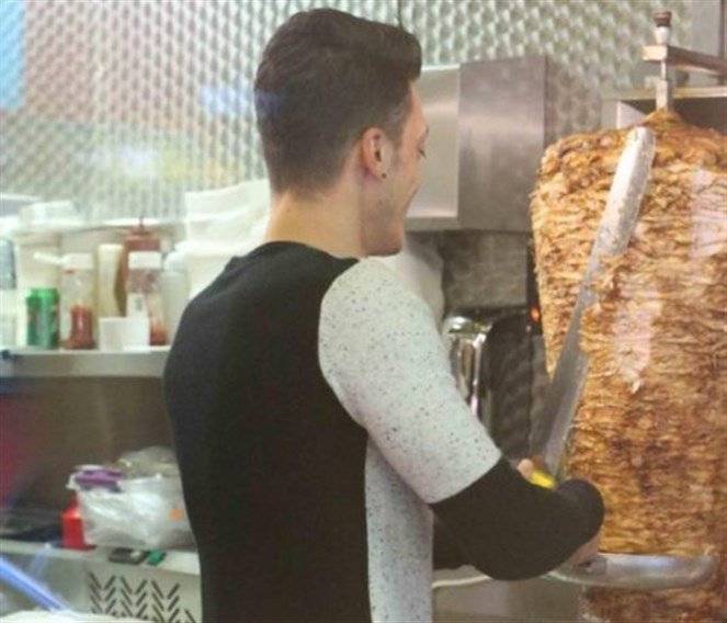 بالصورة: مسعود أوزيل .. معلّم الشاورما!