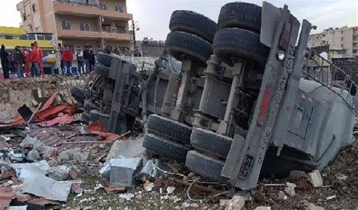 بالصور - تدهورت الشاحنة لتستقر فوق مطعم.. هكذا قتل في الرميلة!
