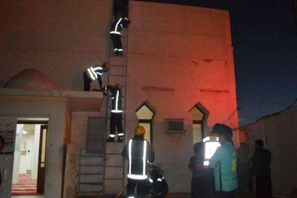 لحظة إنقاذ طفل احتجز على سلم مسجد برفحاء