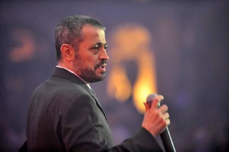 فيديو مؤثر - جورج وسوف يسير بصعوبة ويصعد المسرح مستنداً على آخرين!