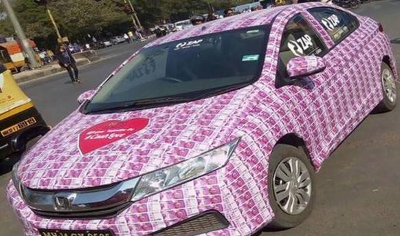 بالصورة: شاب يهدي حبيبته سيارة مغطاة بالنقود.. والنتيجة مؤلمة!