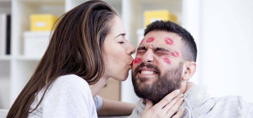 تعزز المناعة وتعالج الإجهاد.. العلماء يحددون 7 فوائد لـ"القُبلة"