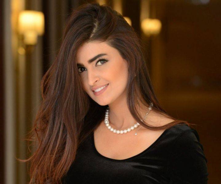 بالفيديو.. شاهدوا ماذا فعل معجب سعودي عندما اقترب من الاعلامية علا الفارس