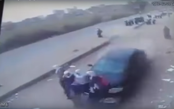فيديو مرعب...سيارة طائشة تدهس فتيات مصريات