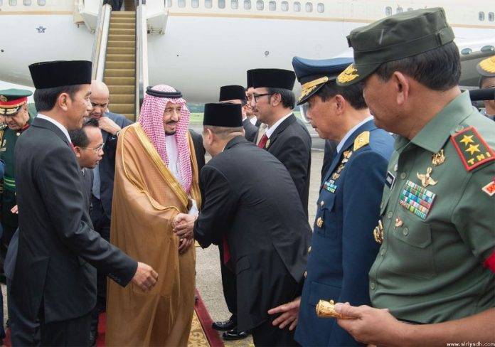 خادم الحرمين يصل إلى إندونيسيا وسط إجراءات أمنية مشددة