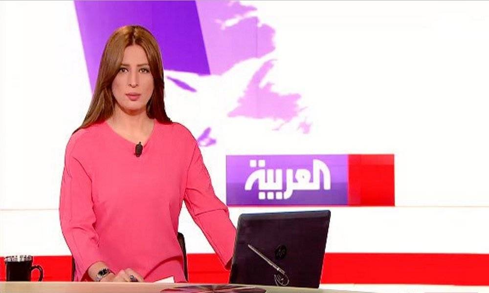 بالفيديو...سقوط مذيعة "العربية" على الهواء