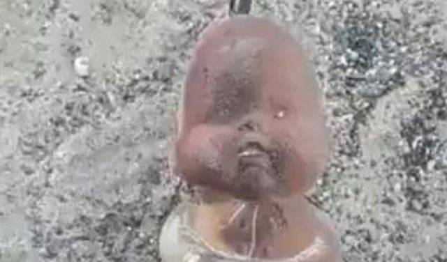 بالفيديو.. سعودي يعثر على دمية مريبة في منطقة أثرية