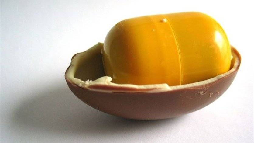 ما سرّ لون العلبة الصفراء داخل بيضة "كيندر"؟