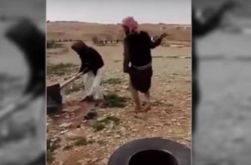 بالفيديو - يمني يعبّر عن غضبه من «آراب أيدول» بطريقة غريبة... شاهدوا ماذا فعل!