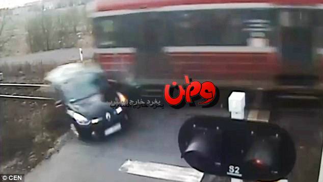 بالفيديو: كيف بقي السائق على قيد الحياة!؟ .. لحظة لا تصدق لقطار مُسرع يسحق سيارة!