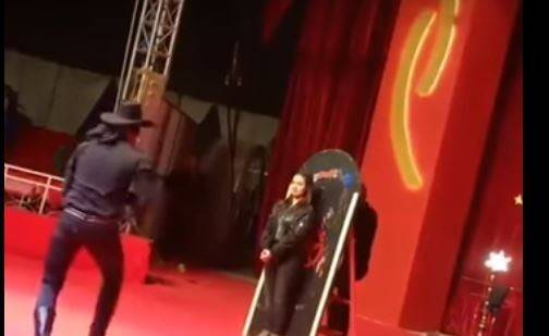 بالفيديو.. مغنية تستسلم لهجوم بالسكاكين على مسرح