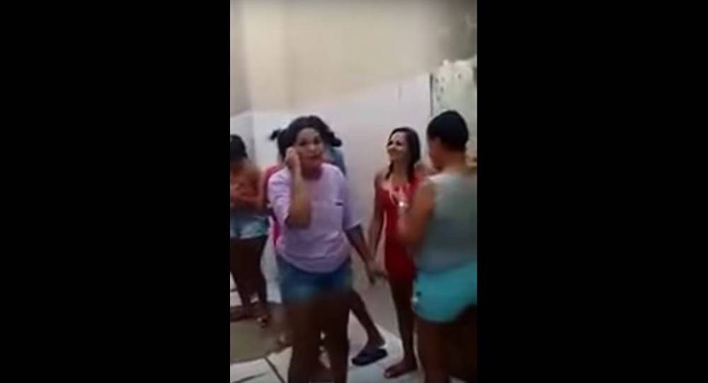 بالفيديو.. ضرب مذيعة على الهواء مباشرة!