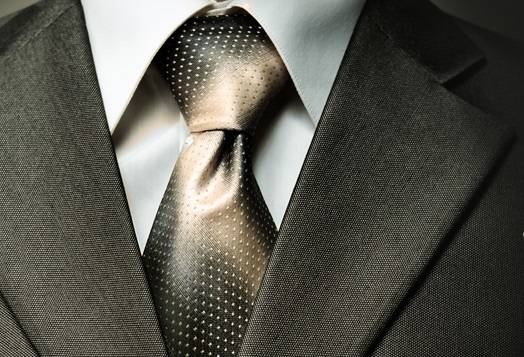 رئيس سابق يطلق زوجته بعد زواج استمر 45 عاماً ليعيش مع...؟