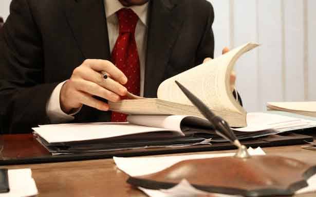 القاضي أيمن عويدات... سلٍّموه زمام الأمور
