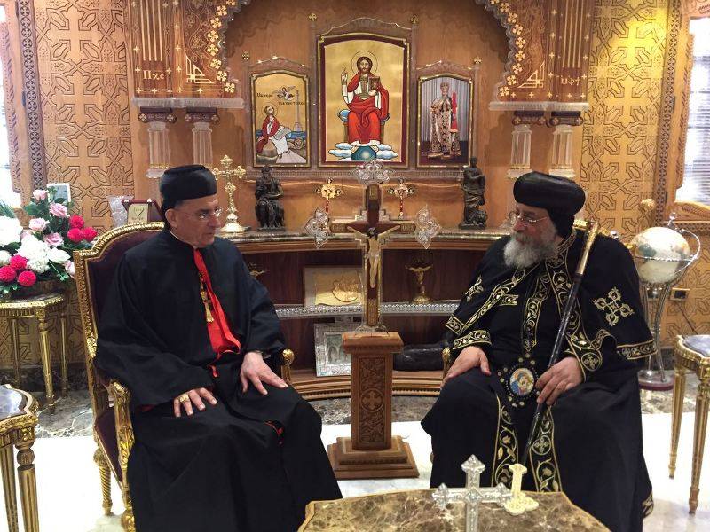 الراعي يلتقي في هذه الأثناء البابا تواضروس في القاهرة