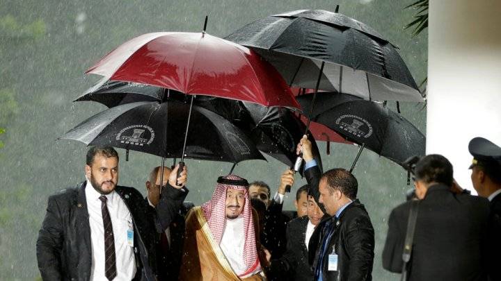 الملك سلمان في إندونيسيا يرافقه 1000 شخص و460 طناً من التجهيزات