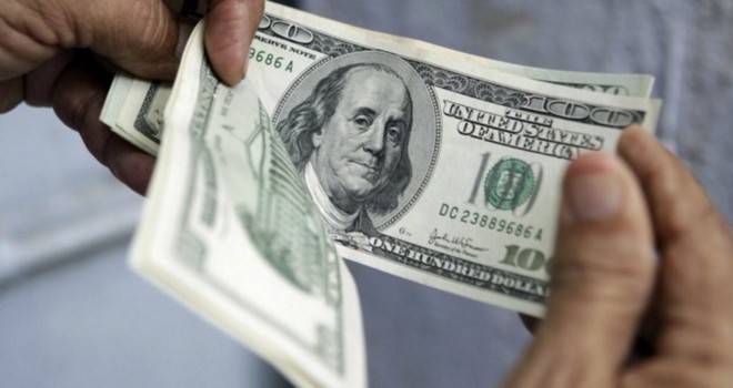 الدولار يرتفع بفضل آمال رفع أسعار الفائدة في مارس