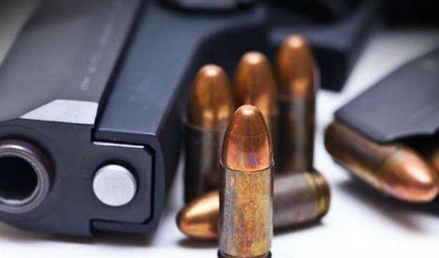 طفل يلهو بمسدس فأصيب في رأسه